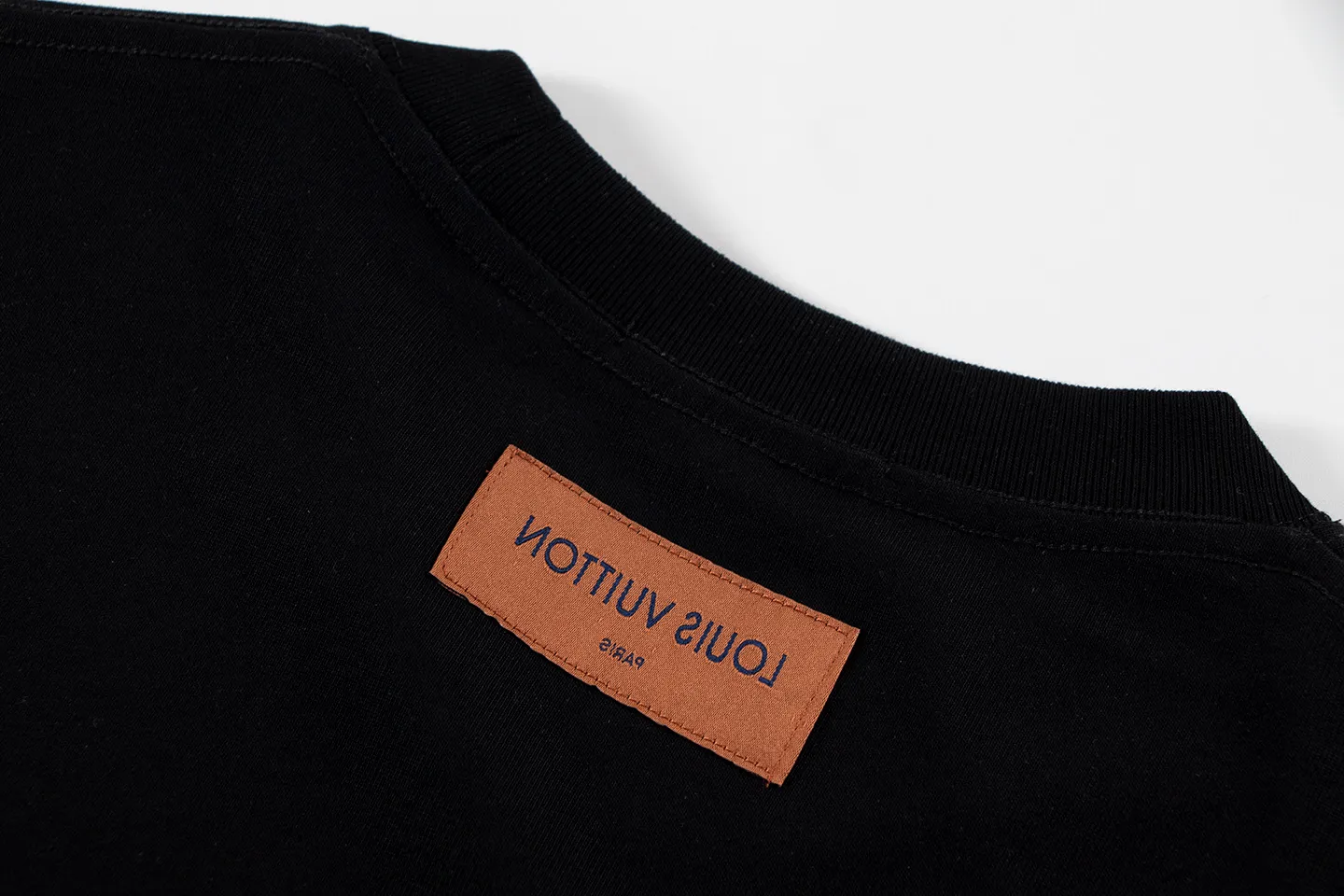 🅿️160 Style: 2026 new LOUIS VUITTON short-sleeved T-shirt Material: High version 300g double yarn combed cotton Size: S～XL Color: Black Style number: H157